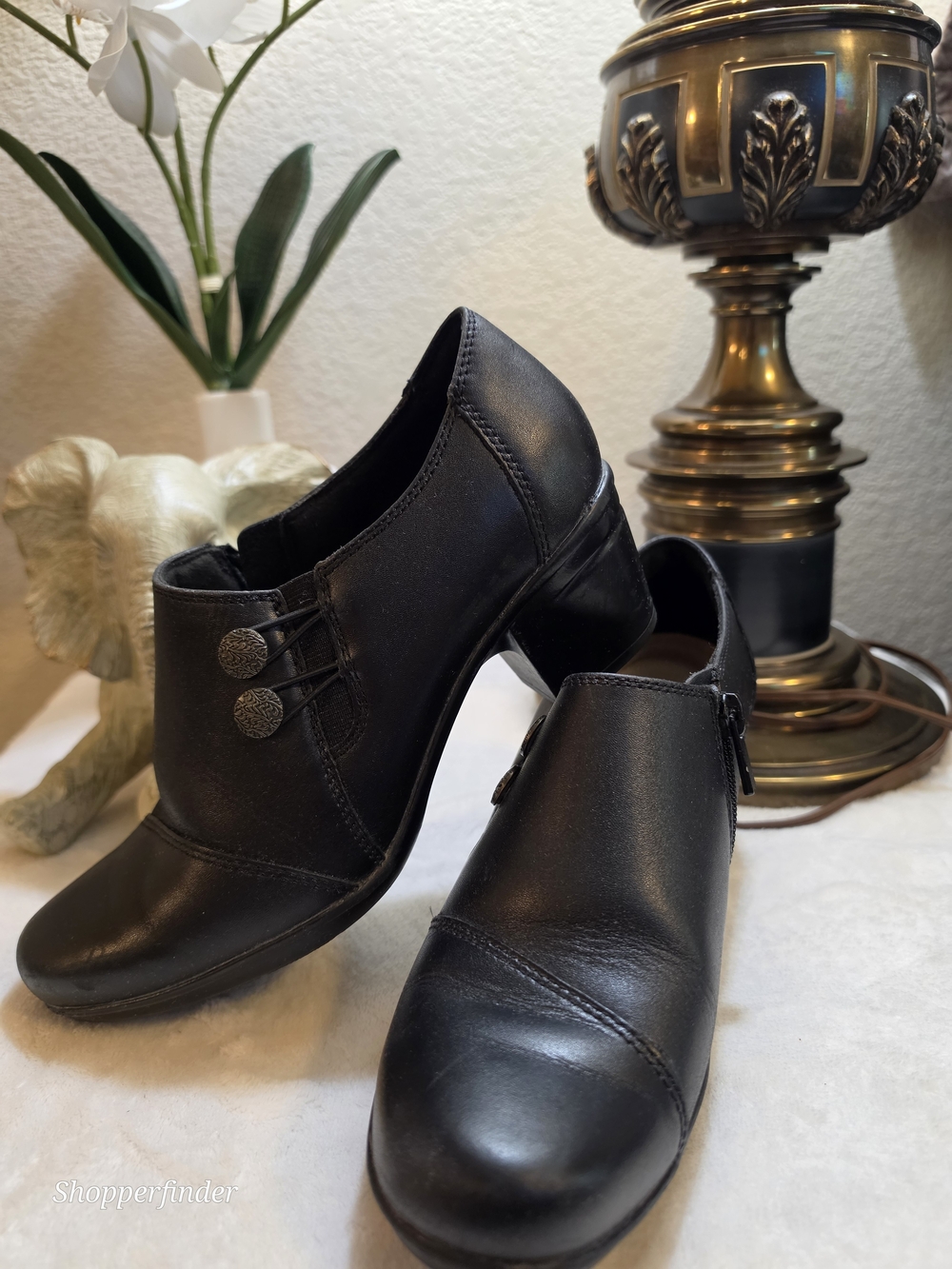 Clarks Women's Black Leather Round Toe Zip Shooties Button Accent 7.5 M